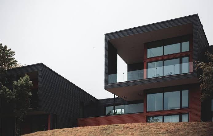 Multi-level building with a cantilevered upper floor